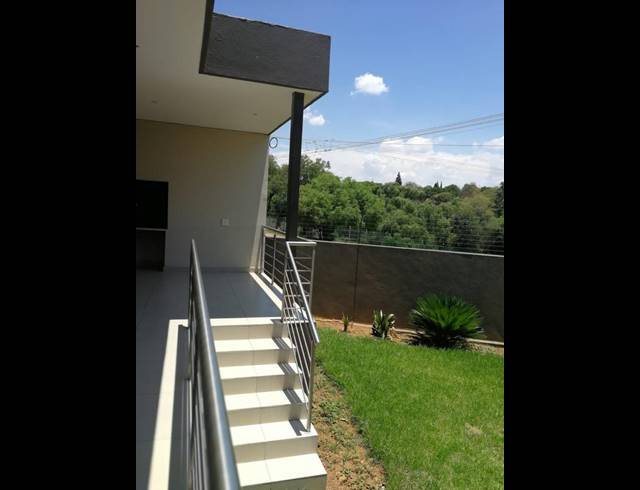 4 BEDROOM PROPERTY TO RENT IN MENLO PARK